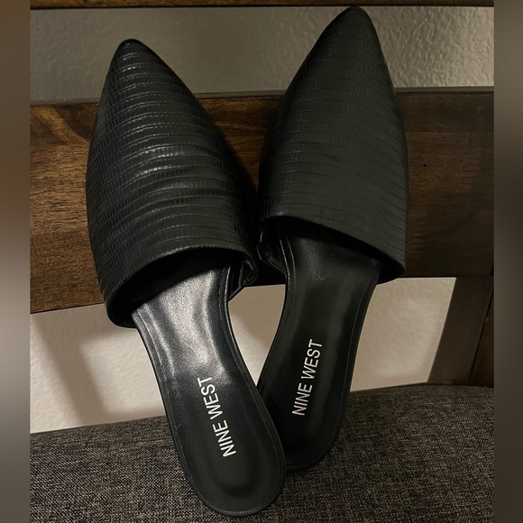 Nine West Crocodile Embossed Point Toe Ballet Flats. Size 5.5 in Black - Picture 2 of 4